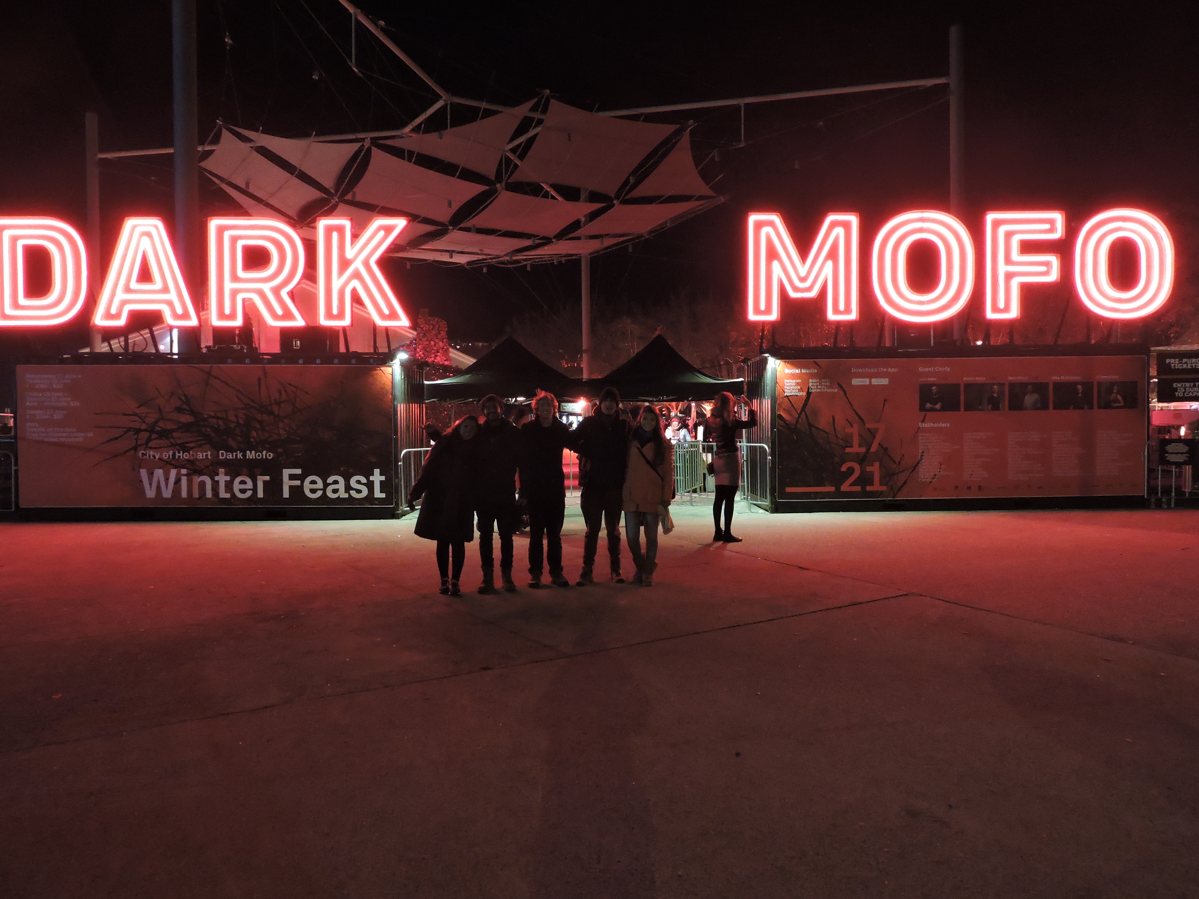 Dark Mofo, festival com bandas locais e internacionais, comida de todos os lugares do mundo e estrutura arquitetônica impressionante