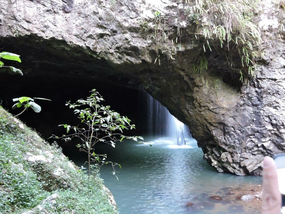 Caverna onde é possível ver as glow warms ao anoitecer