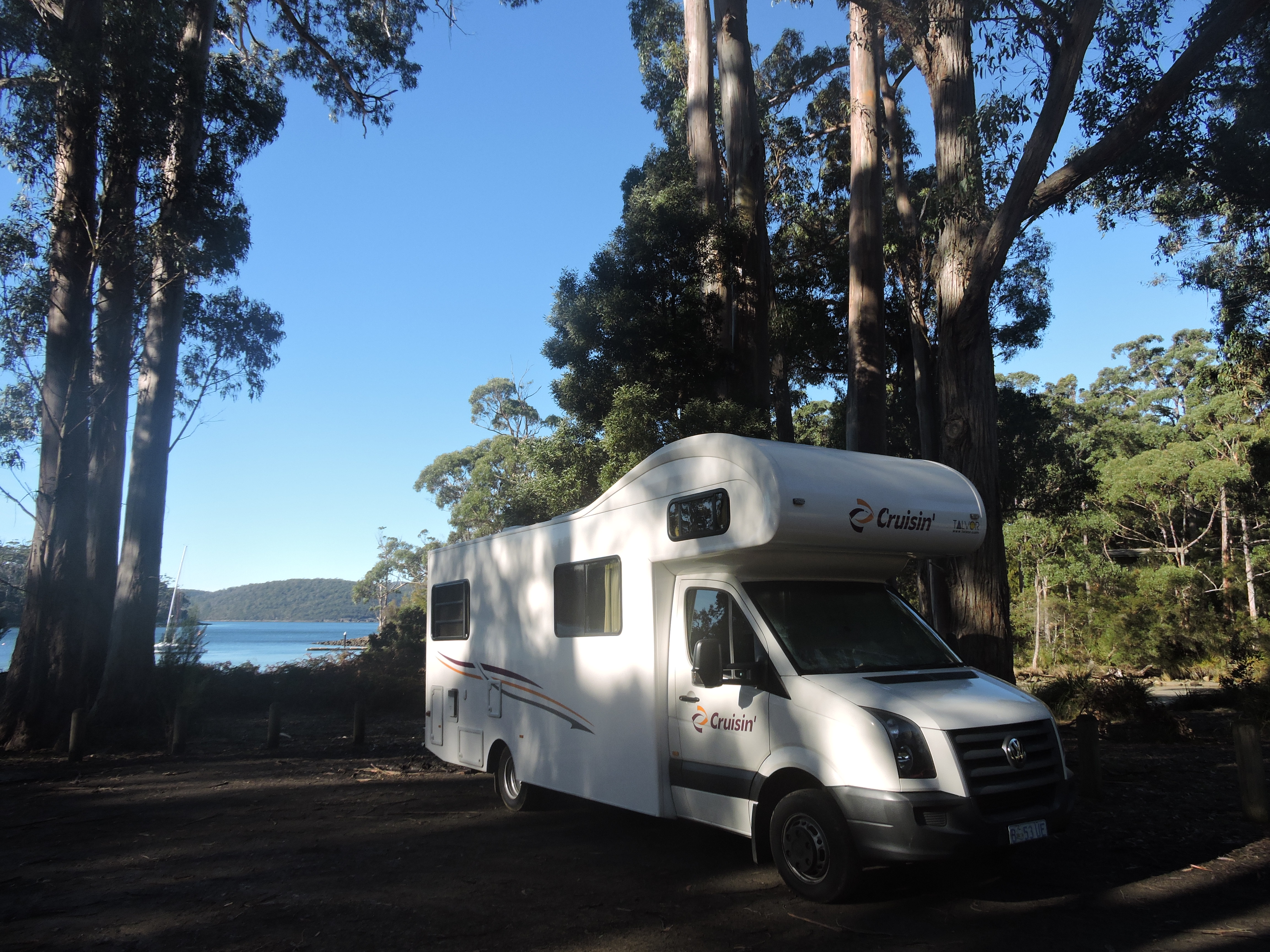 Motorhome para seis pessoas em estacionamento público próximo à Port Arthur